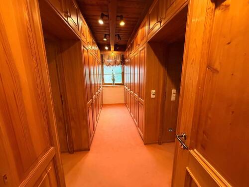 Ankleide - links das Badezimmer - rechts das Schlafzimmer - 
