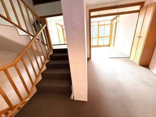 Eingangsbereich - Aufgang ins OG vom Entré aus - 