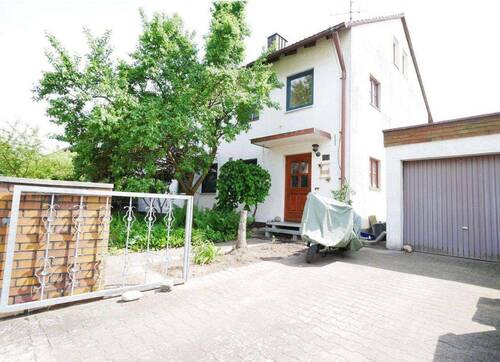 Außenansicht - Top-renovierte 4-Zimmer-Wohnung mit Balkon und Kamin