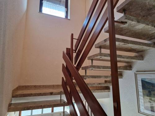 Treppe vom Erdgeschoss n das Dachgeschoss - 
