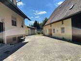 Hofeinfahrt - Mehrfamilienhaus, Wohnhaus in Gutenstetten