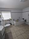 Badezimmer mit Wanne und Dusche - Tolle Wohnung mit sonniger Dachterrasse, Balkon und Doppelgarage in Allendorf gelegen