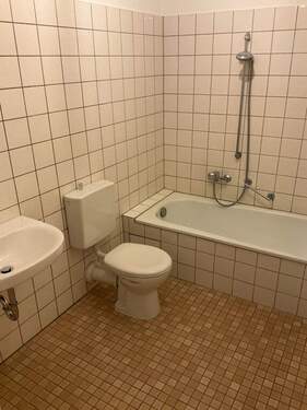 Bad mit beigen Bodenfliesen und weißen Wandfliesen - Etagenwohnung mit 81,50 m² in Bad Nauheim zur Miete