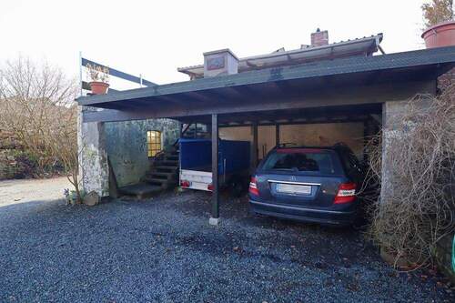 Carport und Hintereingang - 