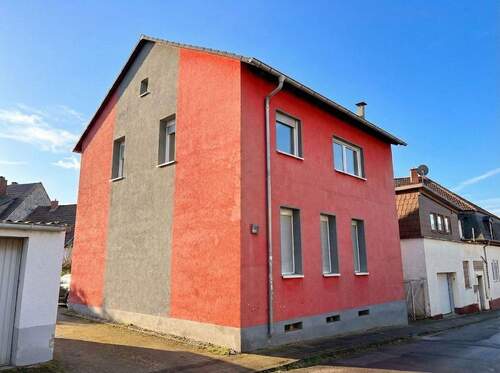 Straßenansicht - Stadthaus in top Zustand mit Eigentumsgrundstück!