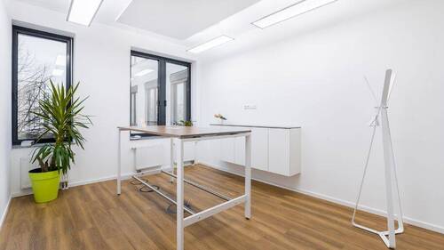 Meetingraum 1 - Moderne, helle Büroflächen in Laim - Büroraum 3 mit Balkon