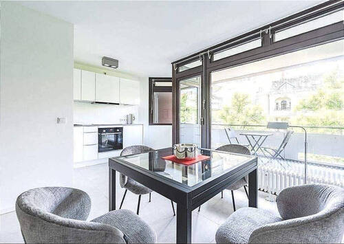 Esstisch/Wohnbereich - Sanierte City-Wohnung in begehrter Wohnlage nahe Steinplatz – mit separatem Tiefgaragenstellplatz bei Bedarf