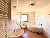 Badezimmer mit Wanne EG - 