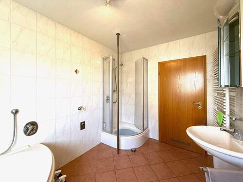 Badezimmer mit Dusche EG - 