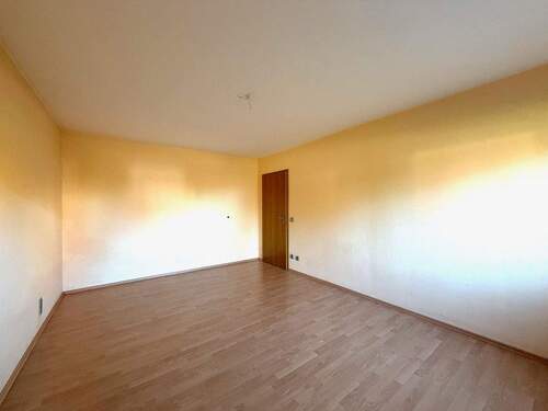 Schlafzimmer zum Flur hin UG - 