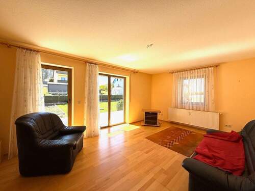 Wohnzimmer mit Terrasse EG - Mehrfamilienhaus, Wohnhaus mit 300,00 m&sup2; in Wörnitz zum Kaufen
