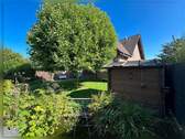 Garten mit Teichanlage und Gartenhütte - 