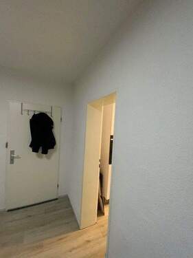 geräumiger Eingangsbereich, weiß gestrichen, weiße Türen.jpg - 3 Zimmer Etagenwohnung in Solingen