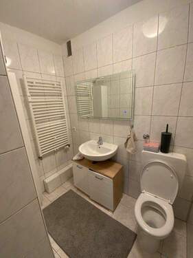 Badezimmer weiß gefließt.jpg - Etagenwohnung mit 80,80 m² in Solingen zur Miete