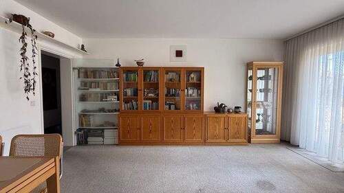 Geräumiges Wohnzimmer mit Zugang zum Balkon - 3 Zimmer Etagenwohnung in Nürnberg