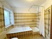 Tageslichtbad mit Wanne und Dusche - 