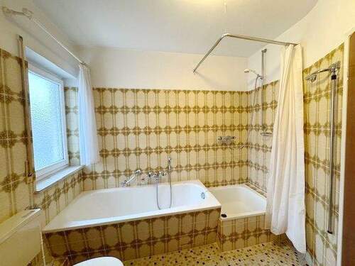 Tageslichtbad mit Wanne und Dusche - 