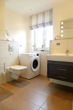 Dusch/Bad im EG mit Waschtrockner - 