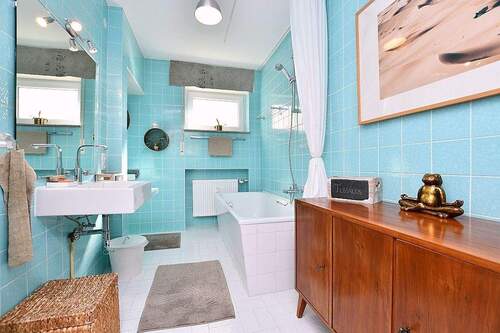 Tageslichtbad mit Wanne - 