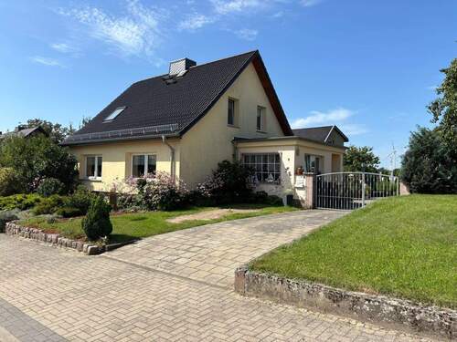 Vorderhaus Frontansicht - 7 Zimmer Einfamilienhaus zum Kaufen in Altentreptow