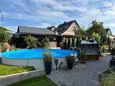 Terrasse und Pool am Hinterhaus - 