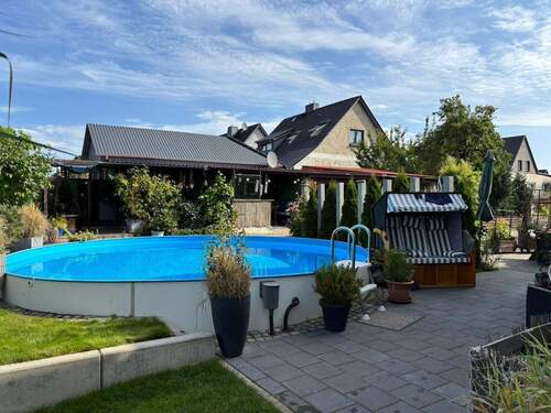 Terrasse und Pool am Hinterhaus - 