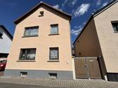 H 548 Straßenansicht 1.jpeg - Gepflegtes Einfamilienhaus mit Garten, Wellnessbereich & Ausbaureserve (H 548-A)