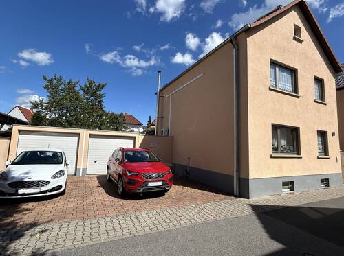 H 548 Straßenanischt mit Garagen.jpeg - 3 Zimmer Einfamilienhaus in Lampertheim