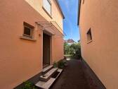 H 548 Hof mit EIngangsbereich.jpg - Einfamilienhaus mit 95,00 m&sup2; in Lampertheim zum Kaufen