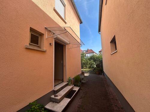 H 548 Hof mit EIngangsbereich.jpg - Einfamilienhaus mit 95,00 m&sup2; in Lampertheim zum Kaufen