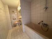 Bad mit Badewanne - 