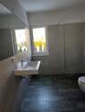 Bad mit Dusche und Fenster - 