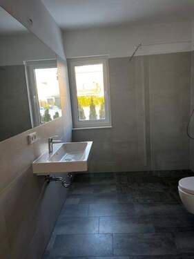 Bad mit Dusche und Fenster - 