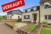 RE/MAX Immobilien DeLux Einfamilienhaus Nalbach Frontansicht - Charmantes Einfamilienhaus mit großem Garten und Waldblick - Sanierungsobjekt mit Potenzial!