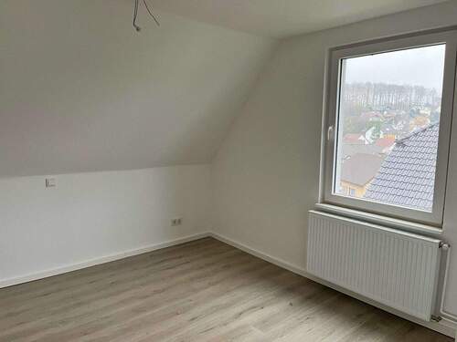 Bild 2 - Moderne 47 m² Dachgeschoss-Wohnung in zentrumsnaher Lage von Kierspe!