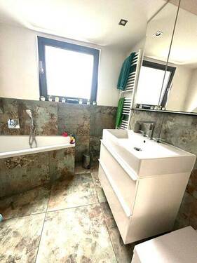  Bad mit Wanne und Dusche - Mehrfamilienhaus, Wohnhaus in Saarbrücken zum Kaufen