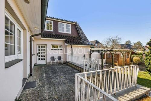 Terrasse Wohneinheit 1 mit Haustür/Zugang zu Wohneinheit 2 - 