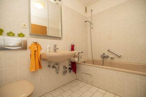 Das Wannenbad ist in dezenten Farben gestaltet - 