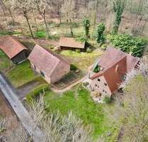 Mitten in der Natur! Landhaus im Dornröschenschlaf mit Remise, Scheune und Stall auf 2516 m². - Berge