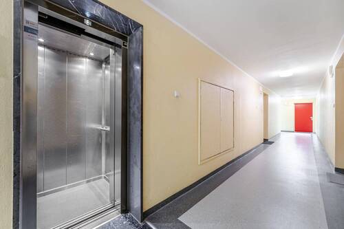 Gepflegter Hausflur mit Aufzug - 