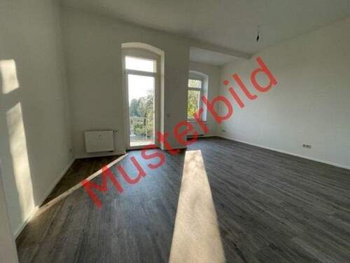 Wohnzimmer mit Balkonzugang - 3 Zimmer Etagenwohnung zur Miete in Chemnitz