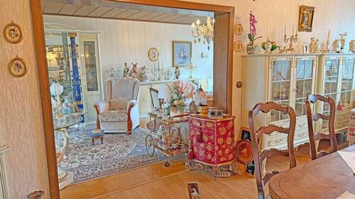 Essbereich mit Blick ins Wohnzimmer - 