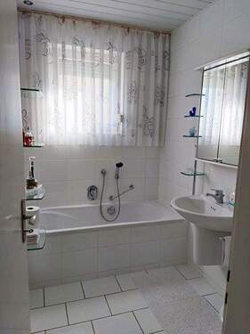 .. Tageslichtbad mit Wanne ! - 