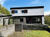 Westansicht mit Garten, Terrasse und Natursteinfriedungen - 