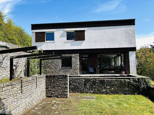 Westansicht mit Garten, Terrasse und Natursteinfriedungen - 
