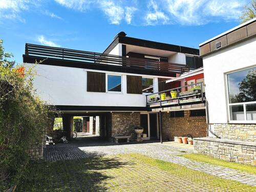 Südostansicht des Hauptwohnhauses mit Durchfahrt und Dachterrasse - 