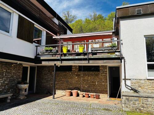 überdachter Freisitz zwischen dem Haupthaus und der Schwimmhalle - 