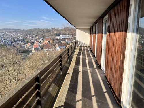 Räume im Obergeschoss mit Balkonzugang und weitem Ausblick - 