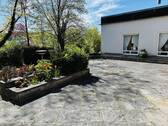 Sonnenterrasse zwischen Schwimmhalle und Zweifam.-Wohnhaus - 