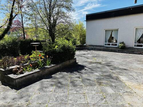Sonnenterrasse zwischen Schwimmhalle und Zweifam.-Wohnhaus - 